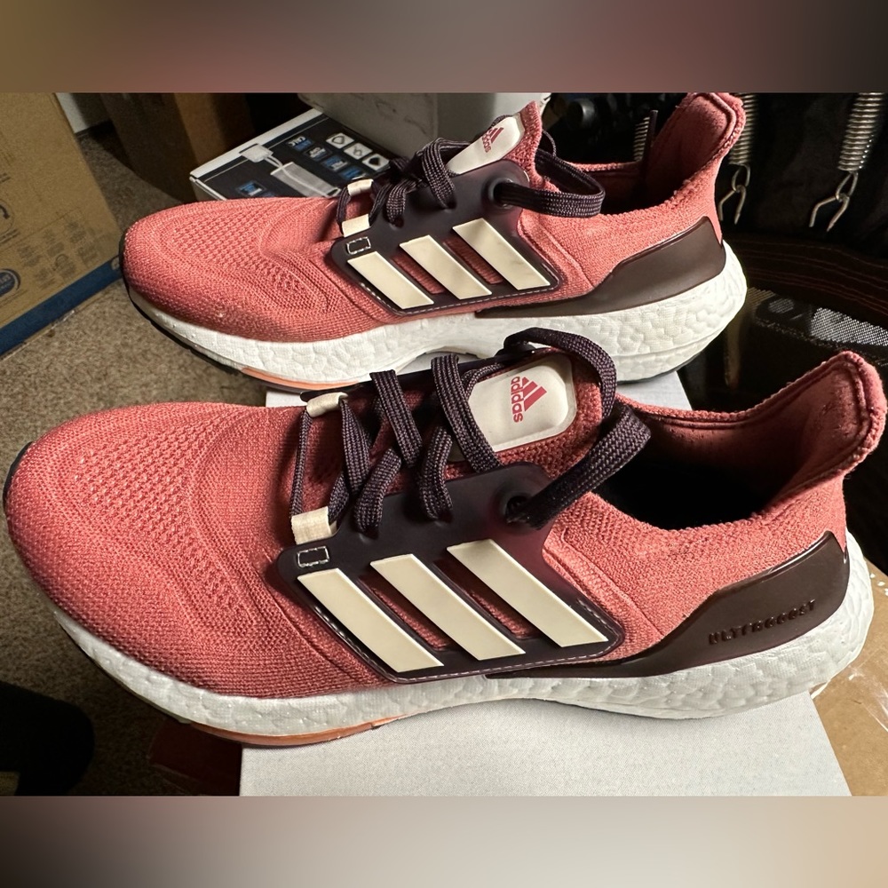 NEW adidas Women's Ultraboost 22 Running Shoe, size 5.5.